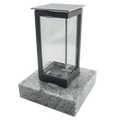 Grablaterne 1658 aus Aluminium auf Granitsockel Viscont White