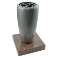 Grabvase 1705 aus Aluminium auf Granitsockel Multicolor